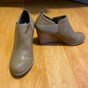 Dr Scholls 8.5 Women’s Tan Wedge Booties! WORN ONCE! Foam Technology
